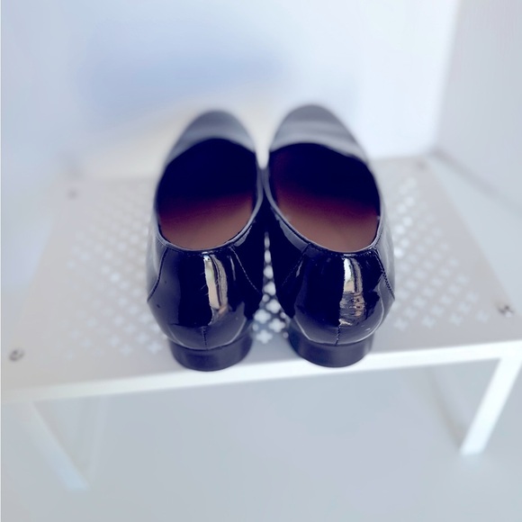 Unstructured Clarks Women Patent Leather Black Loafers Slip On Size 8.5 Flats - Picture 3 of 9